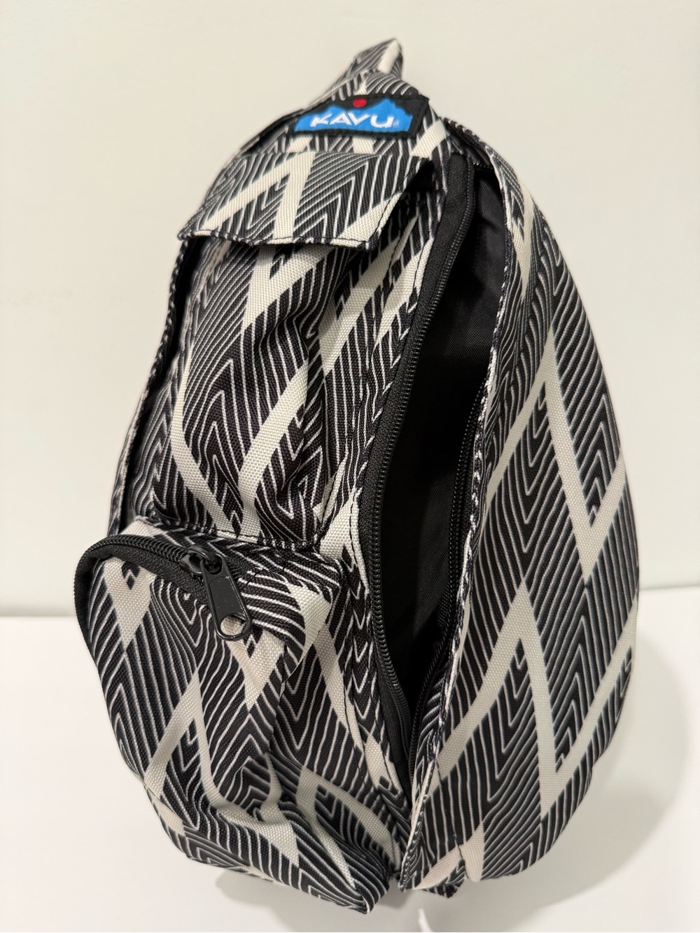 Kavu Mini Rope Sling Black White Zig Zag - 2 Side Pockets + Front Cell Pockets - Picture 5 of 6